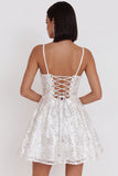 Robe cocktail courte à bretelles fines à paillettes blanches A-Line A-line avec nœud