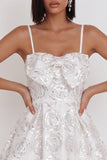 Robe cocktail courte à bretelles fines à paillettes blanches A-Line A-line avec nœud