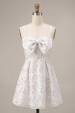 Robe cocktail courte à bretelles fines à paillettes blanches A-Line A-line avec nœud