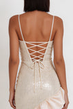 Robe cocktail midi à col en ivoire à volants asymétriques à volants hauts-bas avec paillettes à fourreau