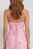 Robe longue de demoiselle d’honneur rose sans bretelles rose à fourreau fleuri appliqué