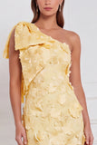 Robe longue de demoiselle d’honneur à une épaule à fourreau fleuri appliquée avec un nœud