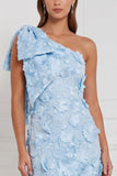 Robe longue de demoiselle d’honneur à une épaule à fourreau fleuri appliquée avec un nœud