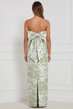 Robe longue de demoiselle d’honneur Sage Sheath Sheath florale sans bretelles avec dos nœud