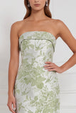 Robe longue de demoiselle d’honneur Sage Sheath Sheath florale sans bretelles avec dos nœud