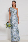 Robe longue de demoiselle d’honneur à motifs fleuris bleu poussiéreux sur une épaule avec nœud