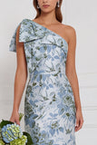 Robe longue de demoiselle d’honneur à motifs fleuris bleu poussiéreux sur une épaule avec nœud