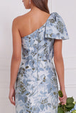Robe longue de demoiselle d’honneur à motifs fleuris bleu poussiéreux sur une épaule avec nœud