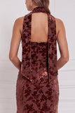 Espresso Burnout Velvet Bustier Sheath Longue robe de demoiselle d’honneur avec écharpe au col