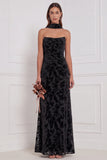 Robe longue de demoiselle d’honneur en velut noir, fourreau sans bustier, froncée et brûlée, avec écharpe au col
