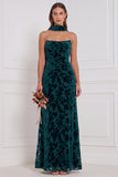 Robe longue de demoiselle d’honneur en velut noir, fourreau sans bustier, froncée et brûlée, avec écharpe au col