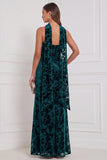 Robe longue de demoiselle d’honneur en velut noir, fourreau sans bustier, froncée et brûlée, avec écharpe au col