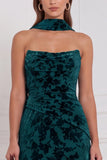 Robe longue de demoiselle d’honneur en velut noir, fourreau sans bustier, froncée et brûlée, avec écharpe au col