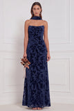 Robe longue de demoiselle d’honneur en velut noir, fourreau sans bustier, froncée et brûlée, avec écharpe au col