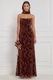 Robe longue de demoiselle d’honneur en velut noir, fourreau sans bustier, froncée et brûlée, avec écharpe au col