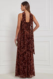 Robe longue de demoiselle d’honneur en velut noir, fourreau sans bustier, froncée et brûlée, avec écharpe au col