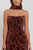 Robe longue de demoiselle d’honneur en velut noir, fourreau sans bustier, froncée et brûlée, avec écharpe au col
