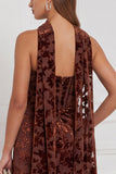 Robe longue de demoiselle d’honneur en velut noir, fourreau sans bustier, froncée et brûlée, avec écharpe au col