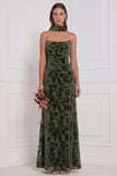 Robe longue de demoiselle d’honneur en velut noir, fourreau sans bustier, froncée et brûlée, avec écharpe au col