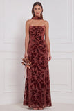 Robe longue de demoiselle d’honneur en velut noir, fourreau sans bustier, froncée et brûlée, avec écharpe au col
