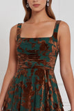 Robe longue de demoiselle d'honneur en velours marron à col carré