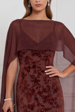 Robe longue de demoiselle d'honneur en velours brûlé noir à col V avec cape