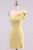 Robe courte de bal courte jaune bodycon, perles perlées d’une épaule, avec un nœud