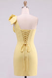 Robe courte de bal courte jaune bodycon, perles perlées d’une épaule, avec un nœud