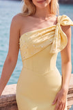 Robe courte de bal courte jaune bodycon, perles perlées d’une épaule, avec un nœud