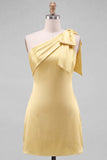 Robe courte de retour à la maison en satin jaune à une épaule avec un nœud
