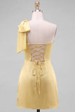 Robe courte de retour à la maison en satin jaune à une épaule avec un nœud