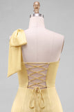Robe courte de retour à la maison en satin jaune à une épaule avec un nœud