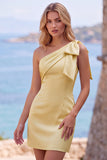 Robe courte de retour à la maison en satin jaune à une épaule avec un nœud