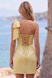 Robe courte de retour à la maison en satin jaune à une épaule avec un nœud