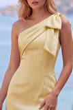 Robe courte de retour à la maison en satin jaune à une épaule avec un nœud