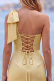 Robe courte de retour à la maison en satin jaune à une épaule avec un nœud