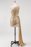 Robe de fin d’année courte dorée métallique à une épaule fronceuse avec traîne latérale
