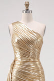 Robe de fin d’année courte dorée métallique à une épaule fronceuse avec traîne latérale