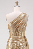 Robe de fin d’année courte dorée métallique à une épaule fronceuse avec traîne latérale