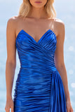 Robe courte de rentrée bleu royal métallique à boutons sans bretelles avec une cascade latérale