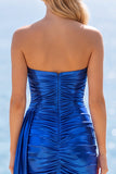 Robe courte de rentrée bleu royal métallique à boutons sans bretelles avec une cascade latérale