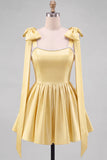 Robe mini de la rentrée à la maison jaune jaune en satin en satin en perle avec bretelles d’épaule en nœud papillon
