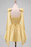 Robe mini de la rentrée à la maison jaune jaune en satin en satin en perle avec bretelles d’épaule en nœud papillon