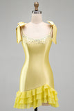 Robe courte de bal de fin d’année à étages en satin jaune à bas rangs à volants, perles à perles