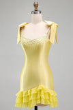 Robe courte de bal de fin d’année à étages en satin jaune à bas rangs à volants, perles à perles