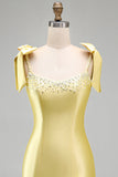 Robe courte de bal de fin d’année à étages en satin jaune à bas rangs à volants, perles à perles