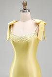 Robe courte de bal de fin d’année à étages en satin jaune à bas rangs à volants, perles à perles