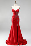 Robe de soirée rouge en satin à traîne balayante, coupe sirène, sans bretelles, avec fente
