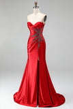 Robe de soirée rouge en satin à traîne balayante, coupe sirène, sans bretelles, avec fente