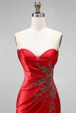 Robe de soirée rouge en satin à traîne balayante, coupe sirène, sans bretelles, avec fente